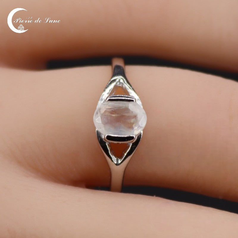 Bague Pierre de Lune (Andromède) en argent 925 rhodié portée au doigt.