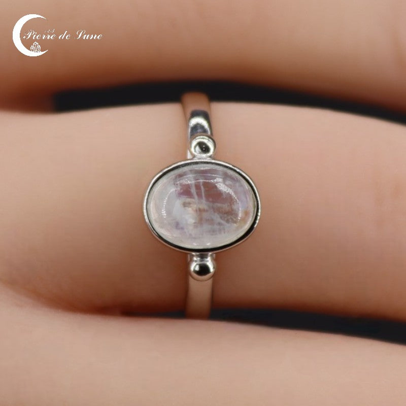 Bague Pierre de Lune (Astraé) argent rhodié avec cabochon ovale 6x8mm lumineux.