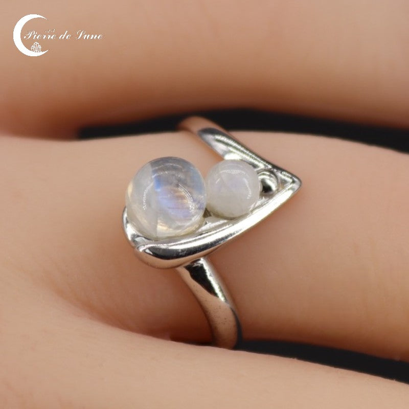 Bague Pierre de Lune (Cléodora) avec deux pierres rondes arc-en-ciel 4mm et 6mm.