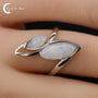 Bague Pierre de Lune (Euphémie) en argent rhodié avec deux pierres marquise de tailles différentes.