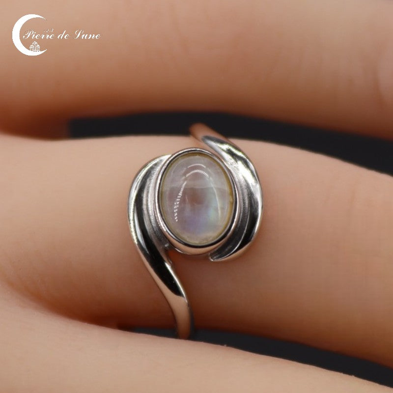 Bague Pierre de Lune (Evade) avec monture spirale moderne en argent rhodié.