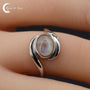 Bague Pierre de Lune (Evade) avec monture spirale moderne en argent rhodié.