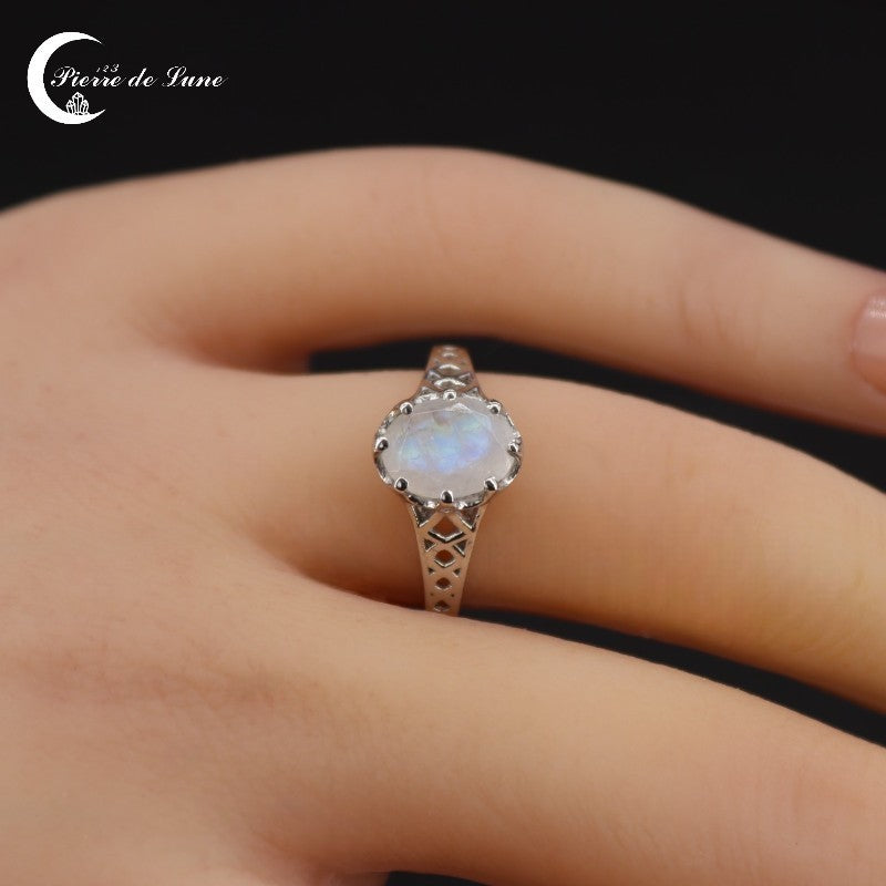 Gros plan scintillant de la pierre de lune facettée de la Bague (Hécate).