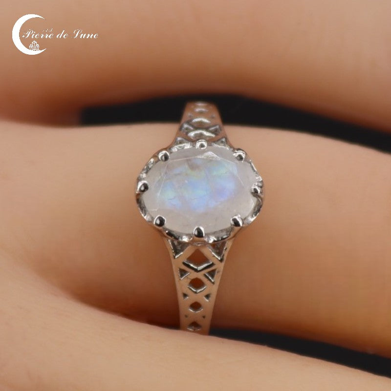 Bague Pierre de Lune (Hécate) ovale facettée 7x9mm en argent rhodié.
