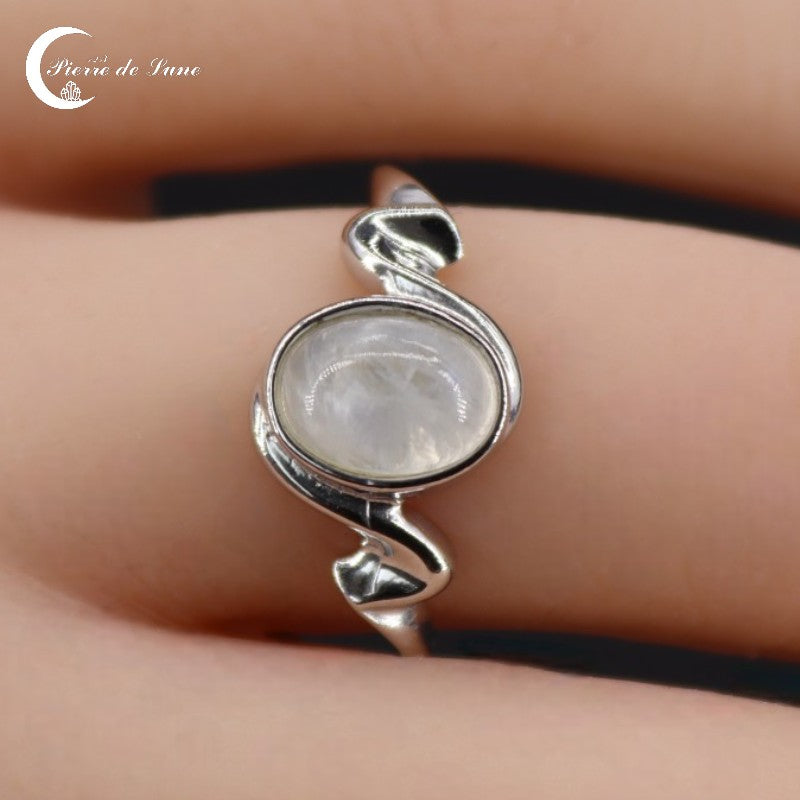 Bague Pierre de Lune (Kallisto) minimaliste en argent 925 rhodié avec pierre ovale.