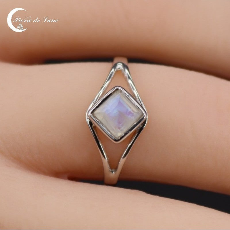 Bague Pierre de Lune (Laurence) – carré facetté 5 mm sur Argent 925 rhodié
