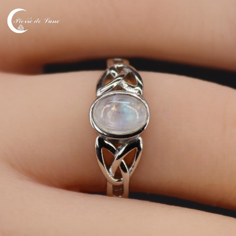Bague Pierre de Lune (Maelys) minimaliste avec pierre ovale 5x7mm cabochon.