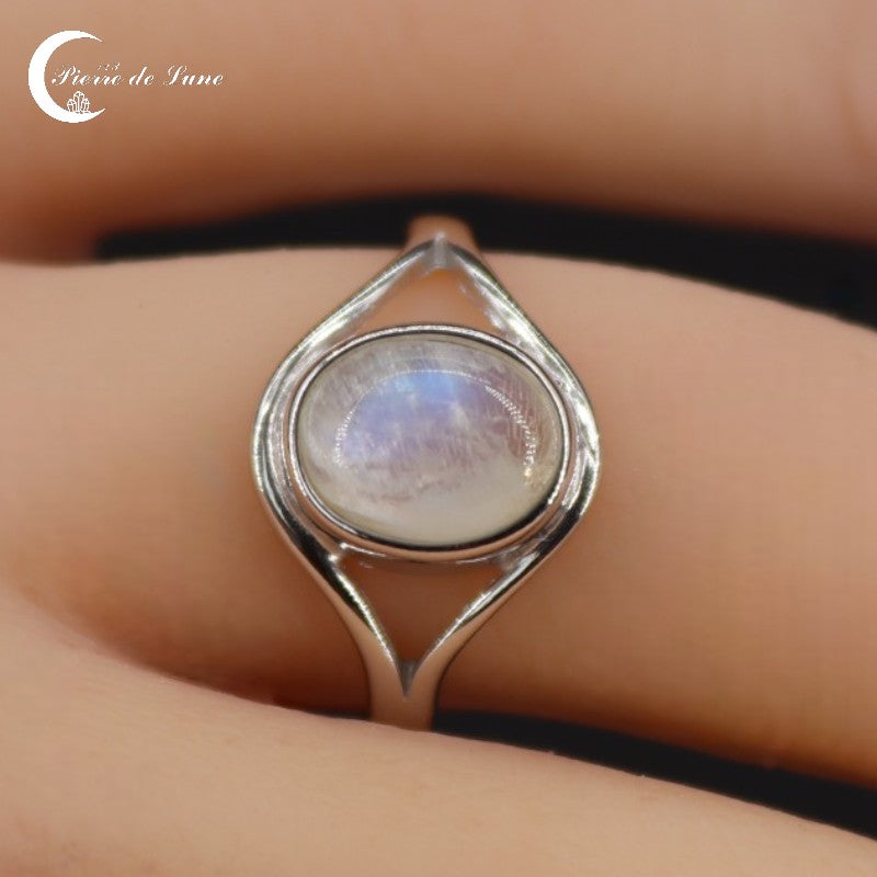 Bague Pierre de Lune (Néréide) minimaliste avec pierre arc-en-ciel ovale 7x9mm.