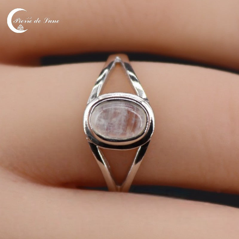 Bague Pierre de Lune (Nixe) délicate en argent 925 rhodié avec pierre ovale 5x7mm.