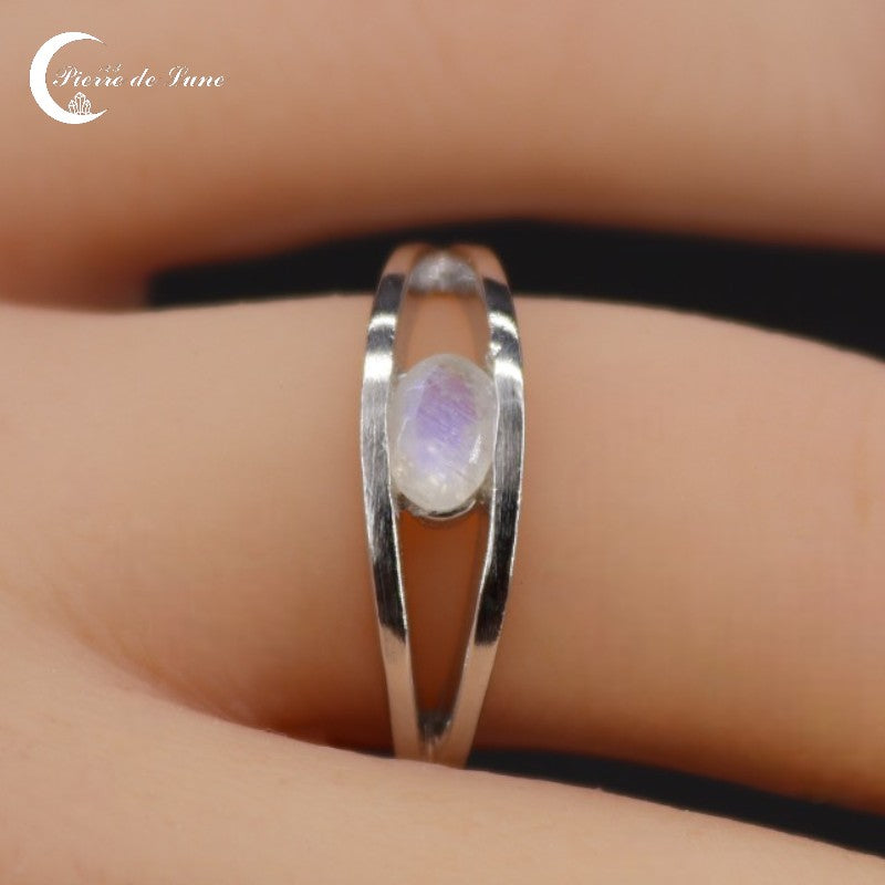 Fine Bague Pierre de Lune (Sélinonte) avec petite pierre ovale facettée 4x6mm.