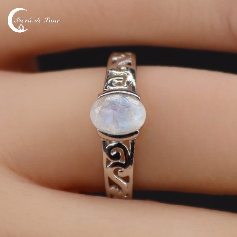 Bague Pierre de Lune (Solène) fine ovale facettée en argent rhodié vue de dessus.