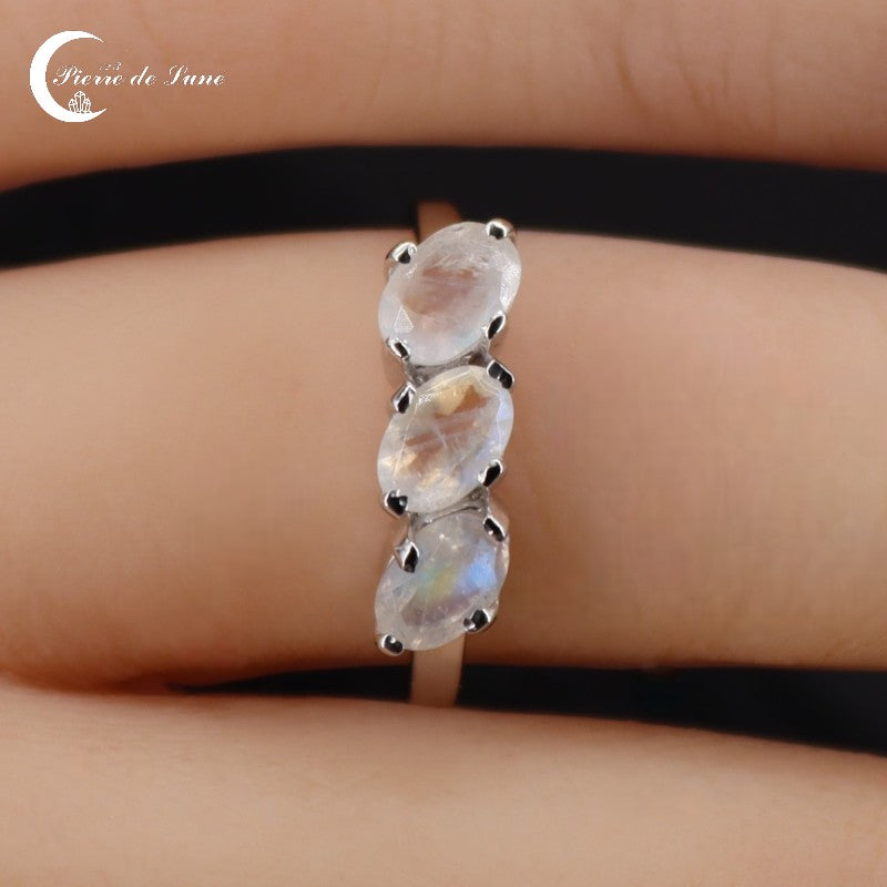 Bague Pierre de Lune (Téthys) en argent 925 rhodié avec trois pierres ovales facettées.