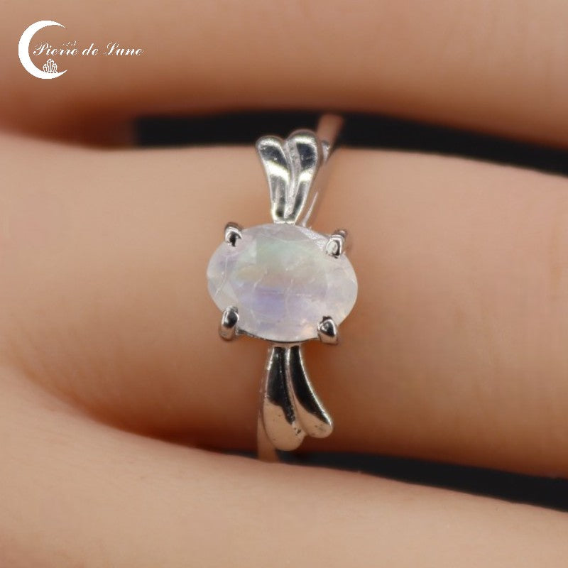 Bague Pierre de Lune (Théia) ovale facettée 6x8mm en argent 925 rhodié vue de face.