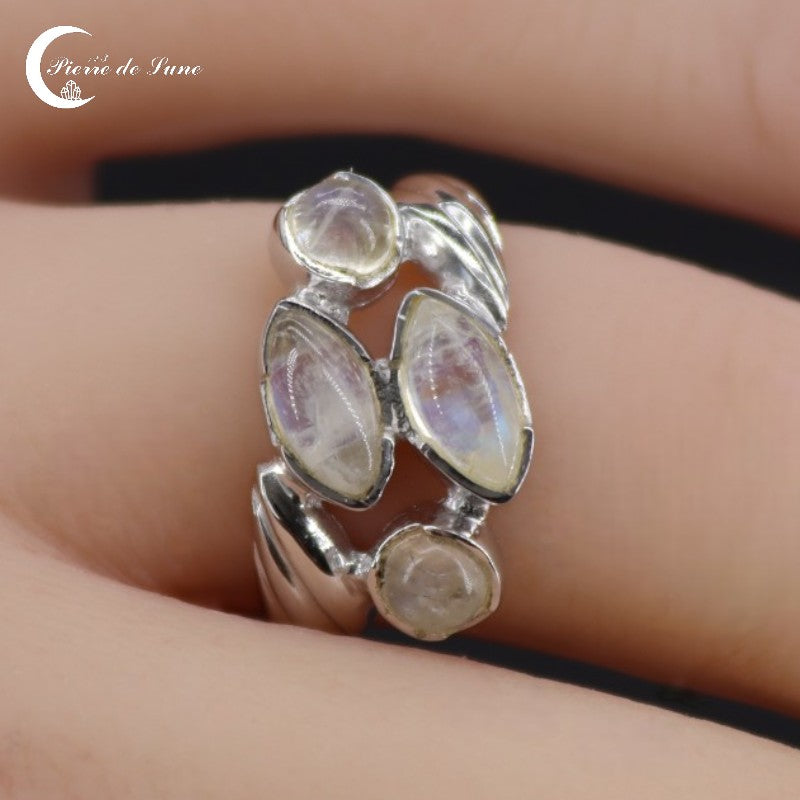 Bague Pierre de Lune (Xanthe) en argent 925 rhodié vue de dessus mettant en valeur les 4 pierres.