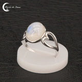 Élégante Bague (Thalia) Pierre de Lune ovale généreuse portée au doigt.