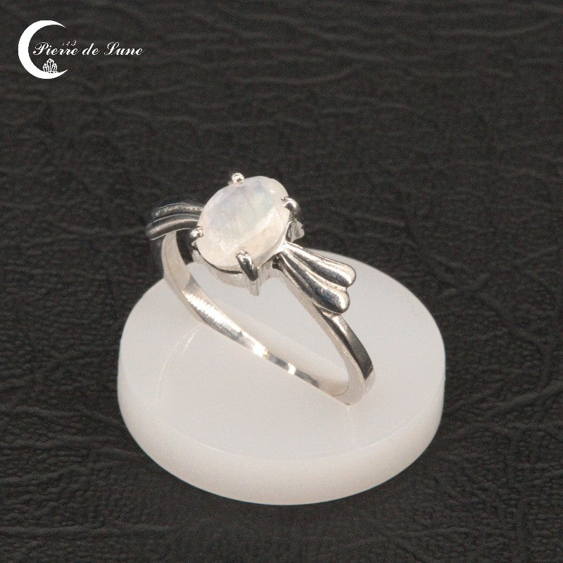 La Bague Pierre de Lune (Théia) facettée sur fond neutre, mettant en évidence sa brillance.