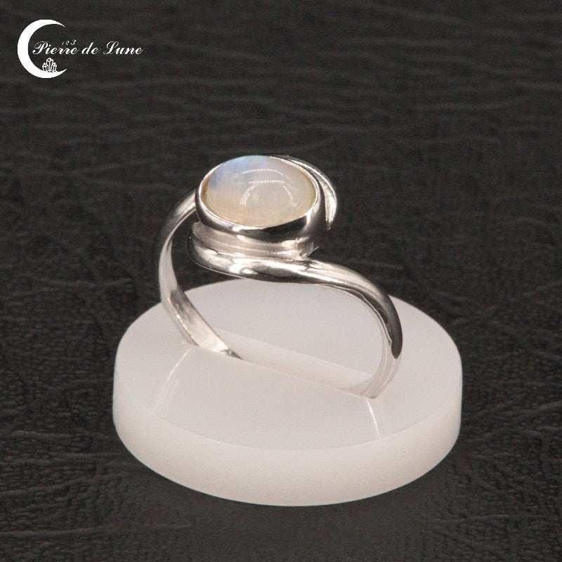 Vue détaillée de la Bague (Evade) montrant la spirale argent et la pierre ovale.