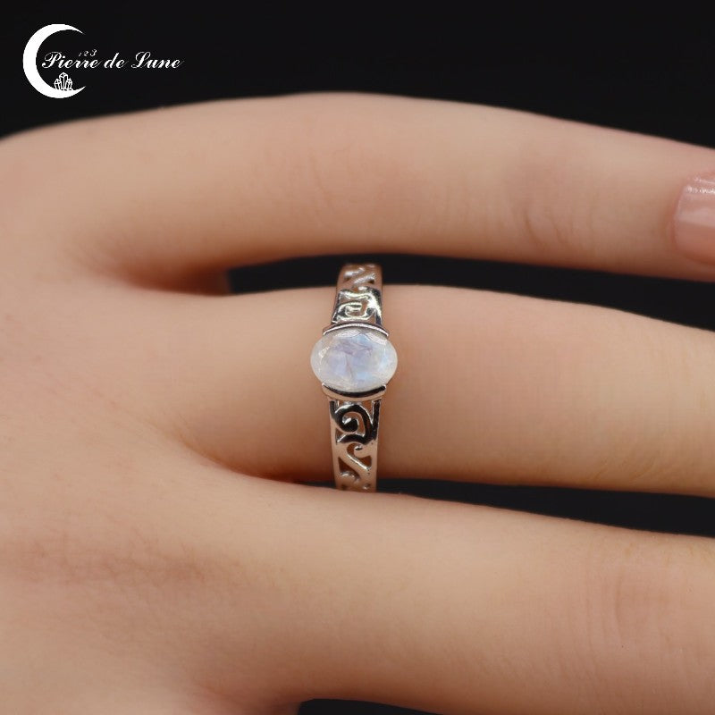 Détail de l'éclat facetté de la petite pierre 5x7mm de la Bague Pierre de Lune (Solène).