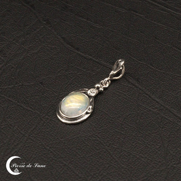 Détail du cabochon ovale poli du pendentif Pierre de Lune Véritable (Phoebe)
