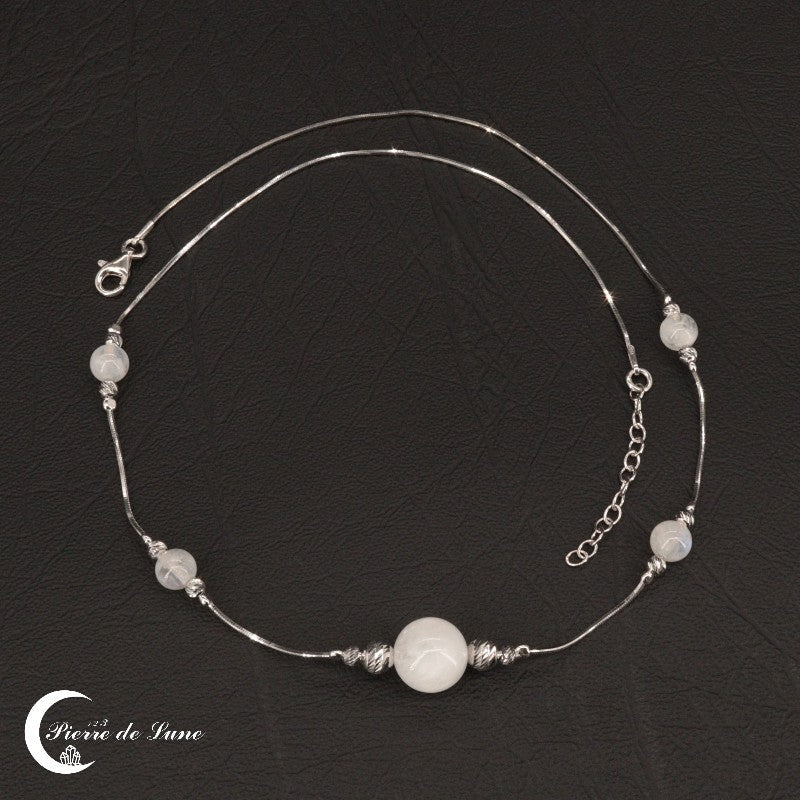 Vue d'ensemble du Collier Pierre de Lune (Calypso), bijou en argent rhodié et pierres véritables, longueur ajustable.