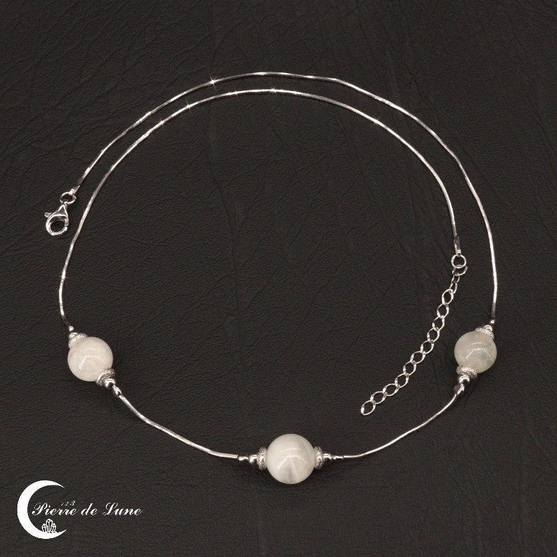 Vue d'ensemble du Collier Pierre de Lune (Passion), bijou en argent rhodié avec pierres véritables de dimensions généreuses.
