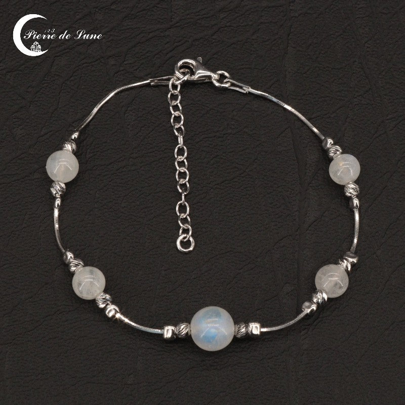 Bracelet femme ajustable (Auriane) en Pierre de Lune et argent, modèle à cinq perles.