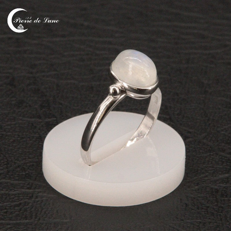 Détail monture fine en argent 925 rhodié de la Bague (Astraé) légère.
