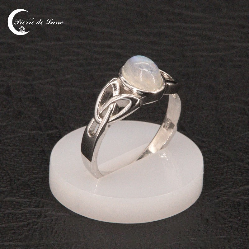 Design épuré et pierre de lune cabochon de la Bague (Maelys).