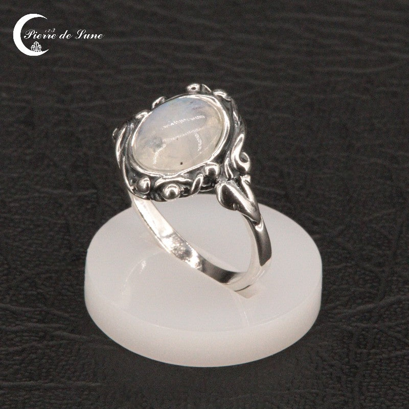 Bijou fin Bague (Pléiade) pierre de lune naturelle ovale sur monture argent classique.