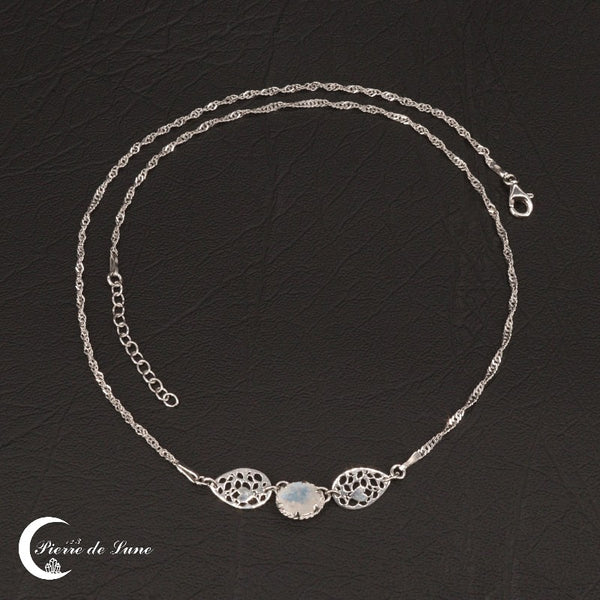 Le Collier Pierre de Lune (Alcestise) pour femme, bijou contemporain en argent rhodié avec pierre de lune ovale unique.
