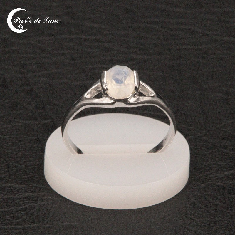 Élégante Bague Pierre de Lune (Andromède) présentée sur fond blanc.