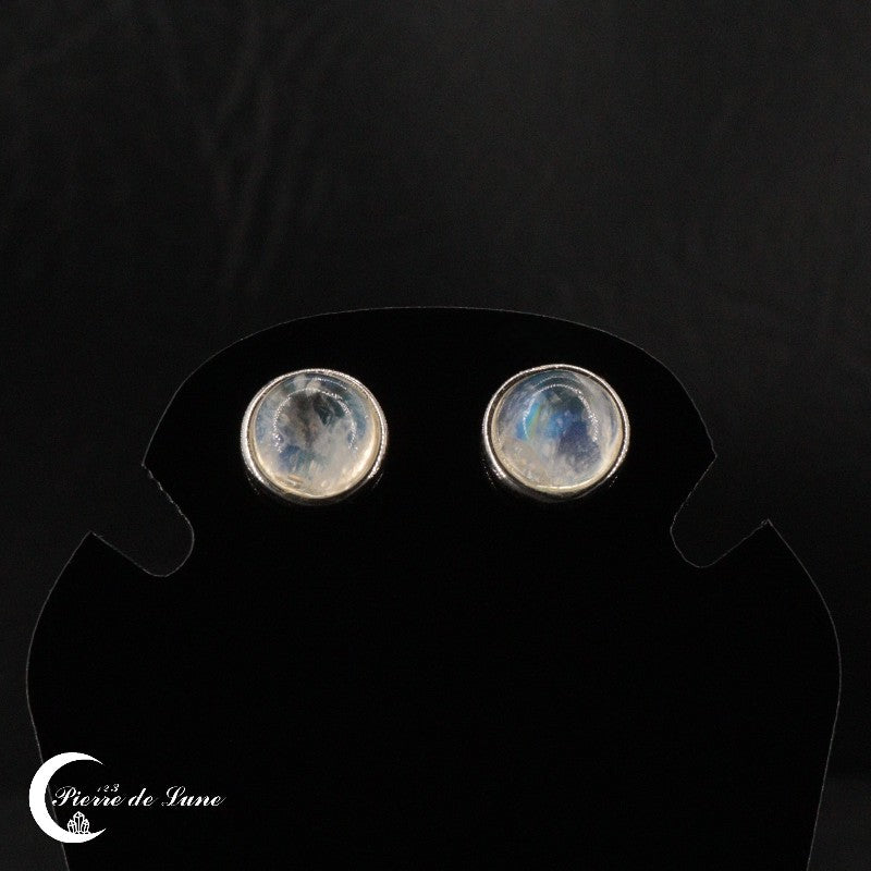 Détail du sertissage et de la finition cabochon de la Boucle d'oreille (Artemisia).