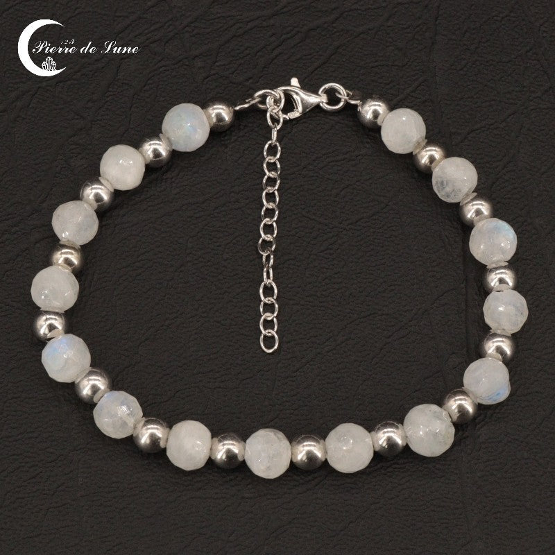 Bracelet femme ajustable (Céleste) composé de multiples perles de lune facettées 6mm.
