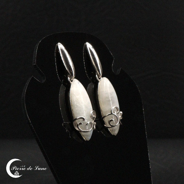 Détail d'une boucle d'oreille (Chryséis) montrant la pierre de lune marquise