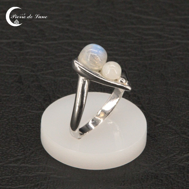 Gros plan sur les deux pierres de lune rondes (4 et 6mm) de la Bague (Cléodora).