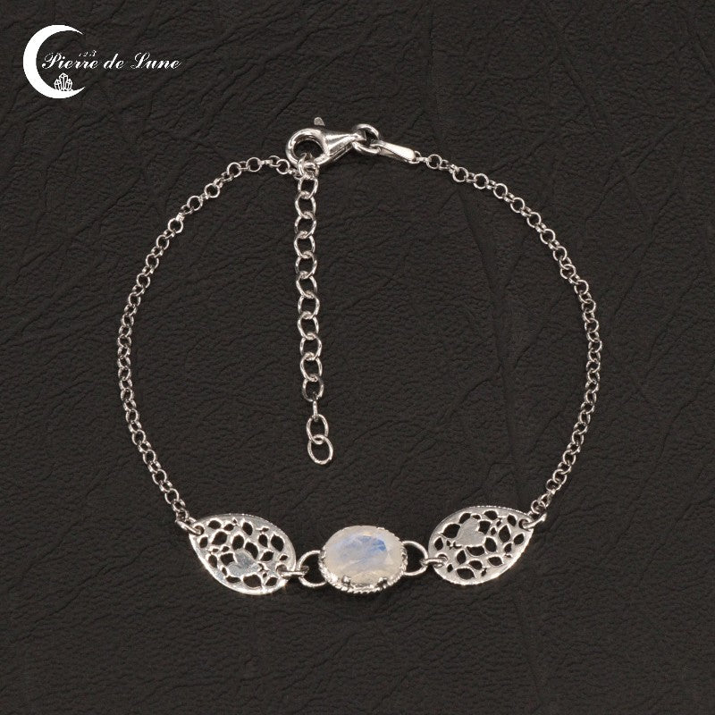 Bracelet femme solitaire (Ismène) en argent rhodié avec cabochon ovale facetté.