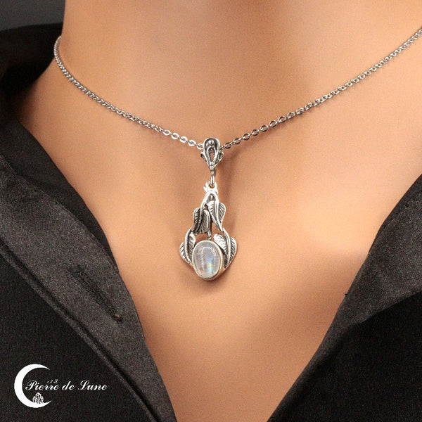 Pendentif Pierre de Lune (Ephyra) élégant porté au cou