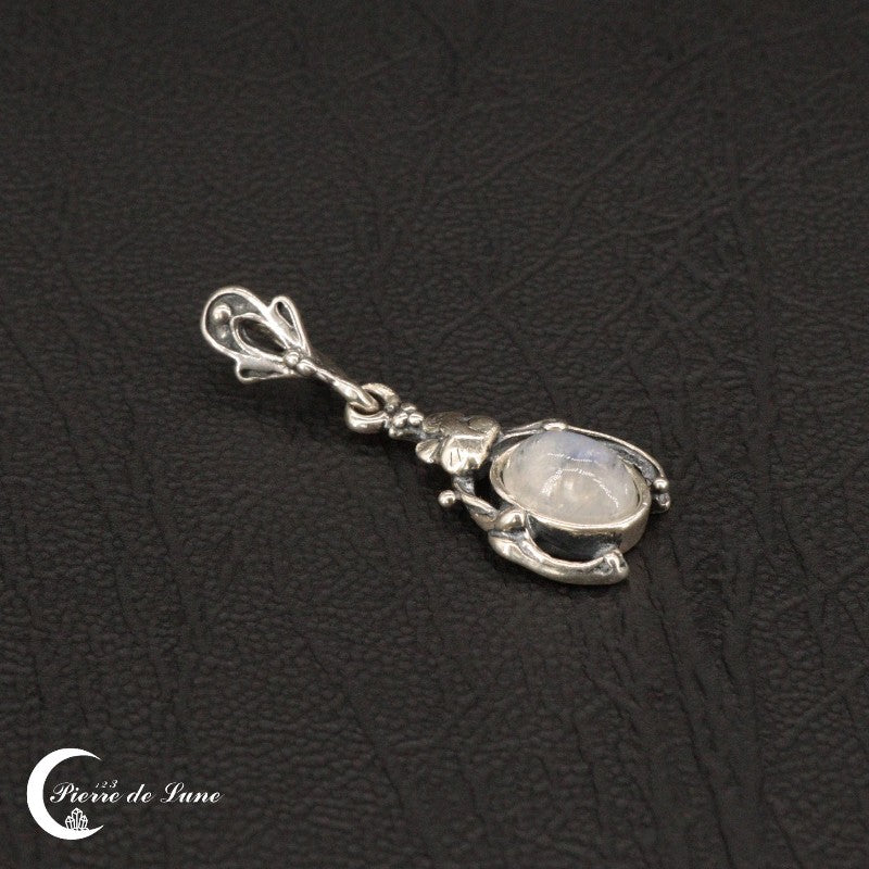 Bijou femme : Pendentif (Médéa) en pierre de lune naturelle ovale 6x8mm, monté sur argent sterling.