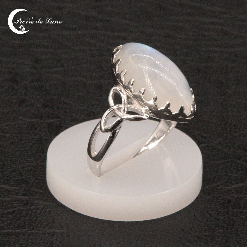 Bague femme (Aglaé) Pierre de Lune marquise distinctive portée au doigt.
