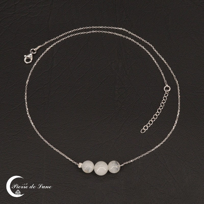 Le Collier Pierre de Lune (Aura) pour femme, bijou léger et épuré en argent rhodié.