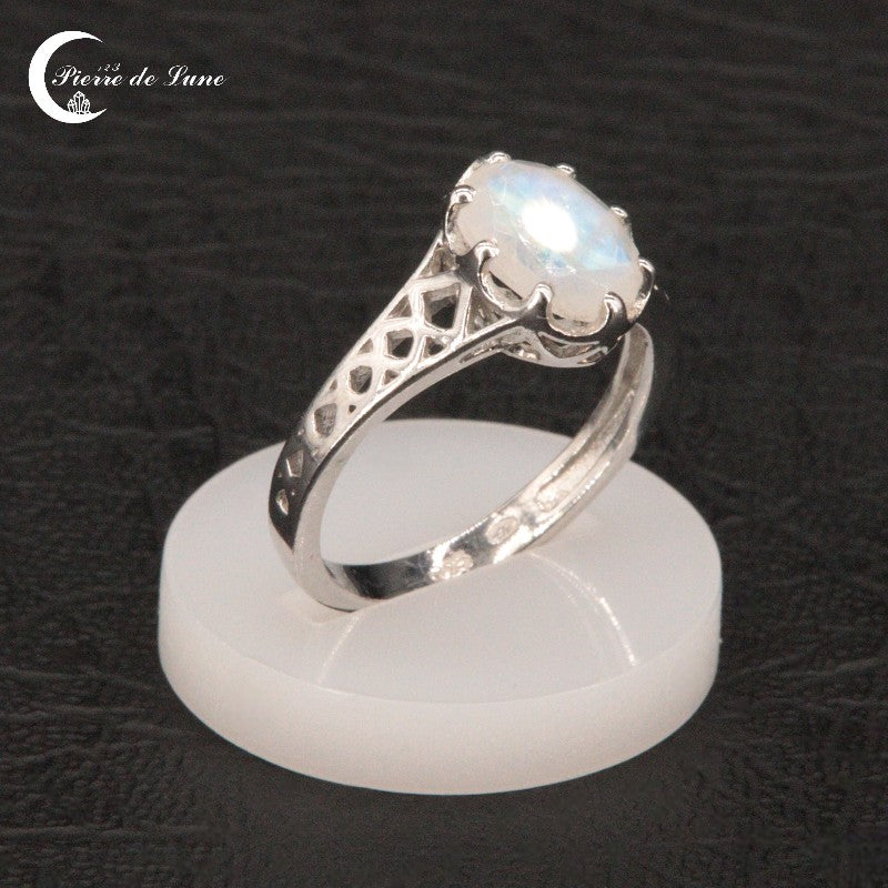Détail de la monture fine et de la pierre de lune facettée de la Bague (Hécate).