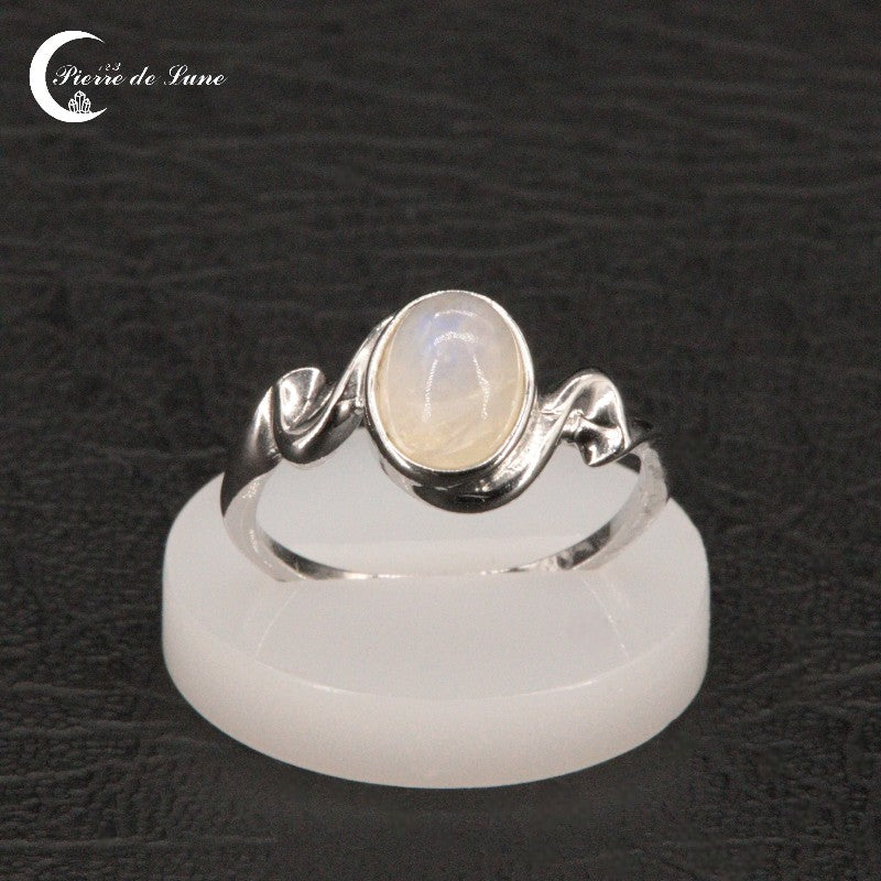 Bague femme (Kallisto) en Pierre de Lune et argent sterling portée au doigt, style épuré