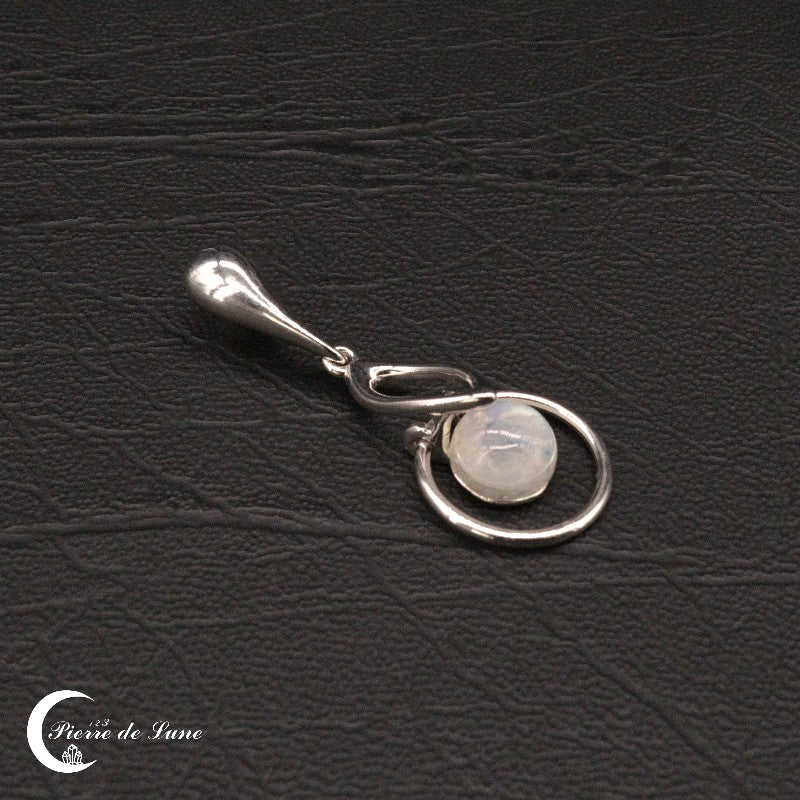 Vue de face du pendentif Pierre de Lune (Léto) montrant la pierre de lune ronde de 8mm