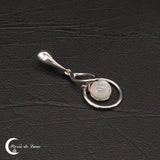 Vue de face du pendentif Pierre de Lune (Léto) montrant la pierre de lune ronde de 8mm