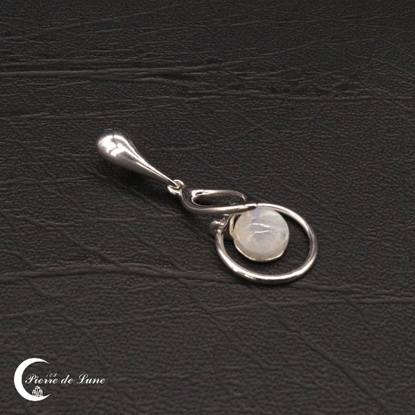 Vue de face du pendentif Pierre de Lune (Léto) montrant la pierre de lune ronde de 8mm