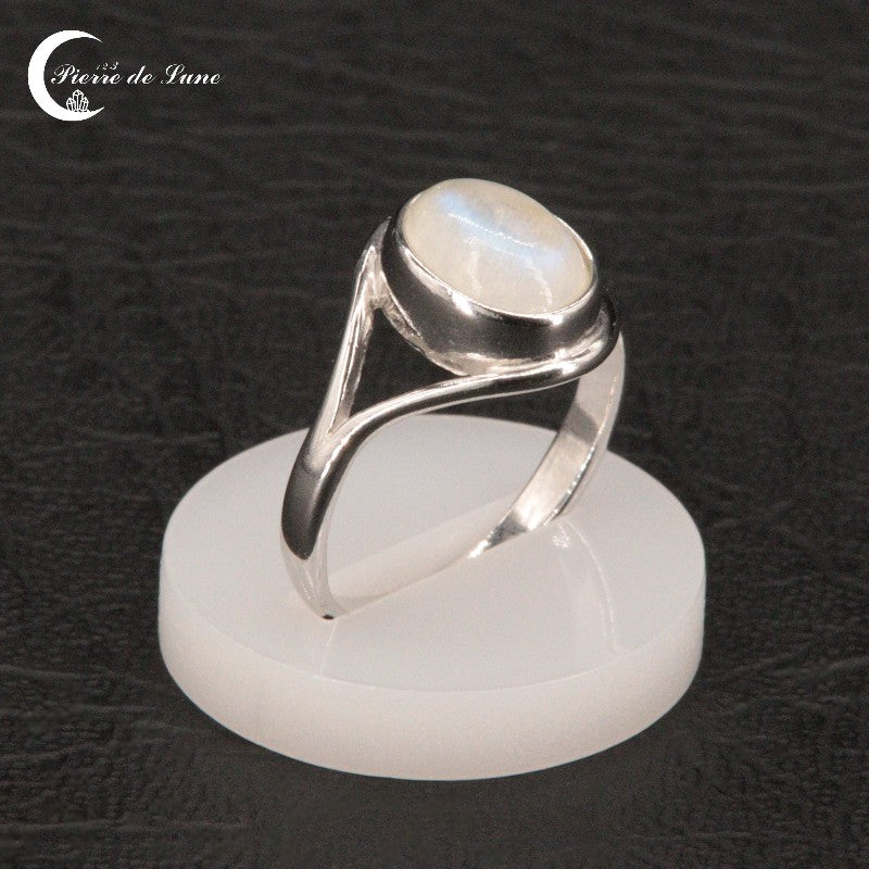Bague femme (Néréide) Rainbow Moonstone ovale cabochon portée.