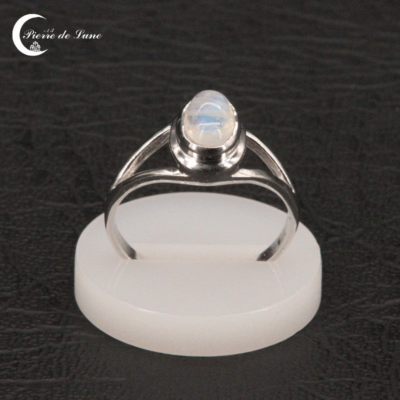 Bague femme chic Pierre de Lune (Nixe) portée, illustrant son design moderne et raffiné.