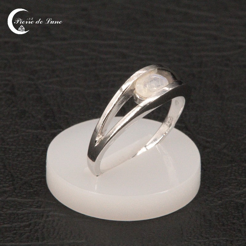 Détail de la monture fine et de la pierre ovale facettée Bague (Sélinonte).