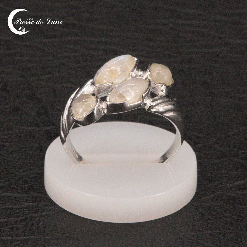 Bague femme Pierre de Lune (Xanthe) portée, montrant le design moderne et l'éclat des gemmes.