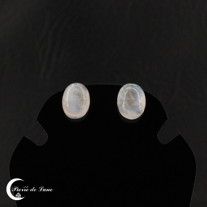 Détail de la finition cabochon poli sur la pierre d'une Boucle d'oreille (Précieuse).